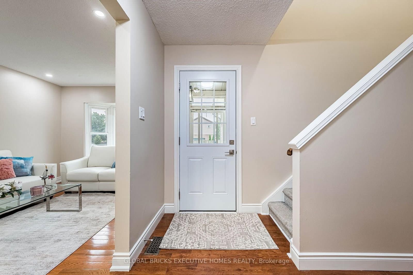 2150 Hunt Crescent thumbnail 4