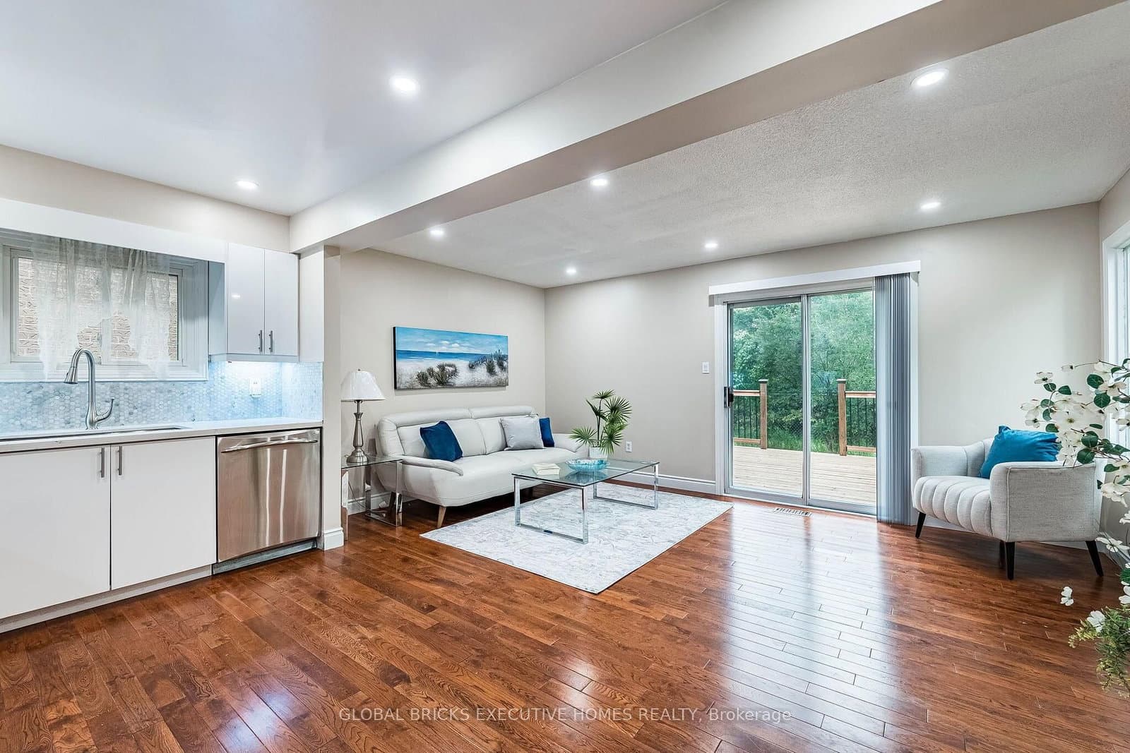 2150 Hunt Crescent thumbnail 5