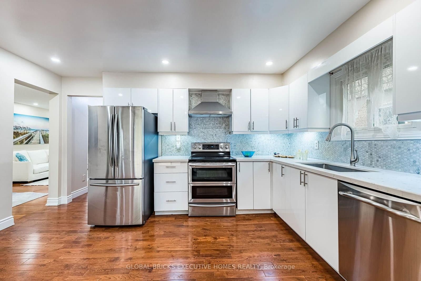 2150 Hunt Crescent thumbnail 8