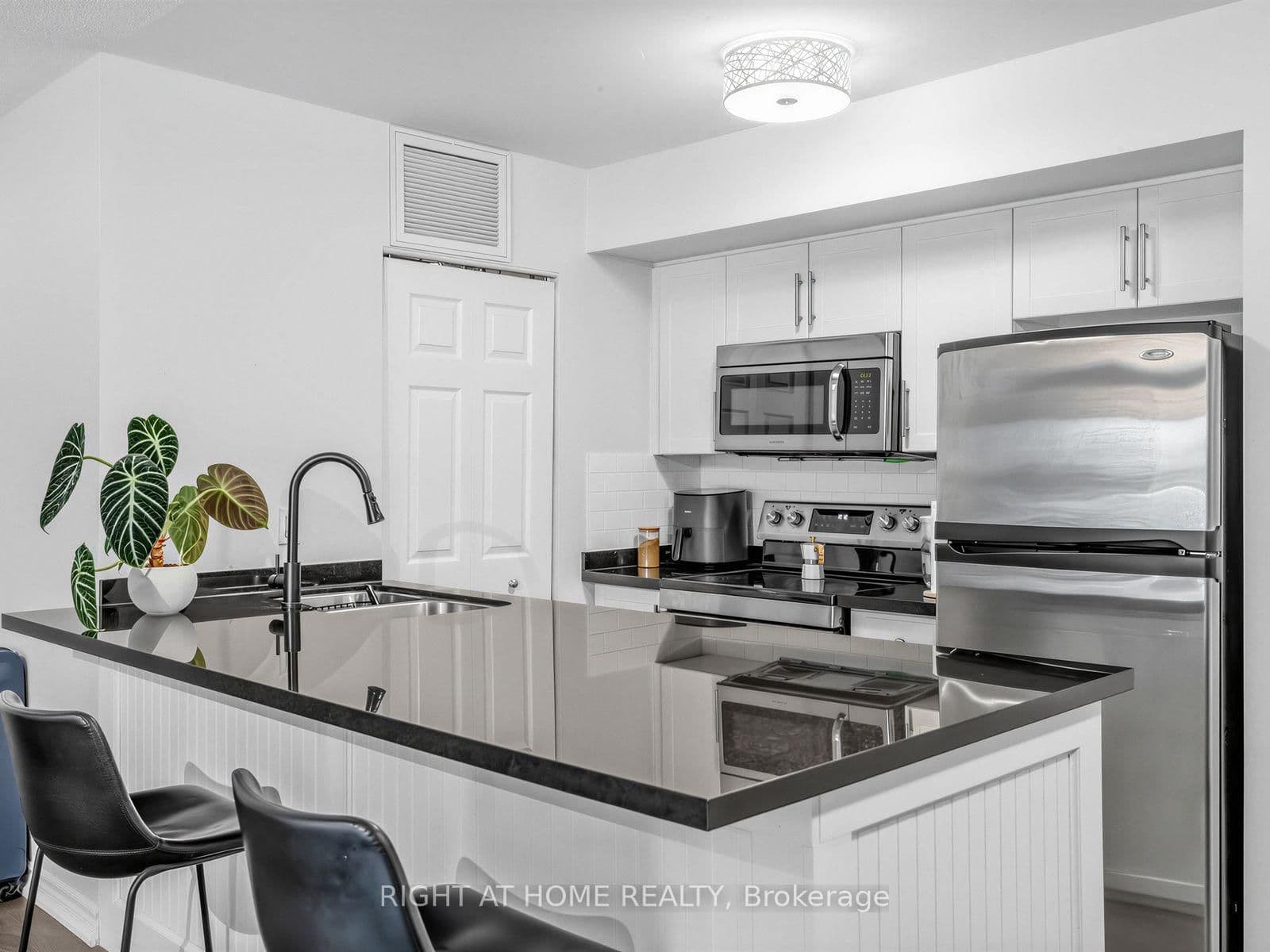 95 The Queensway, Unit 61 thumbnail 7
