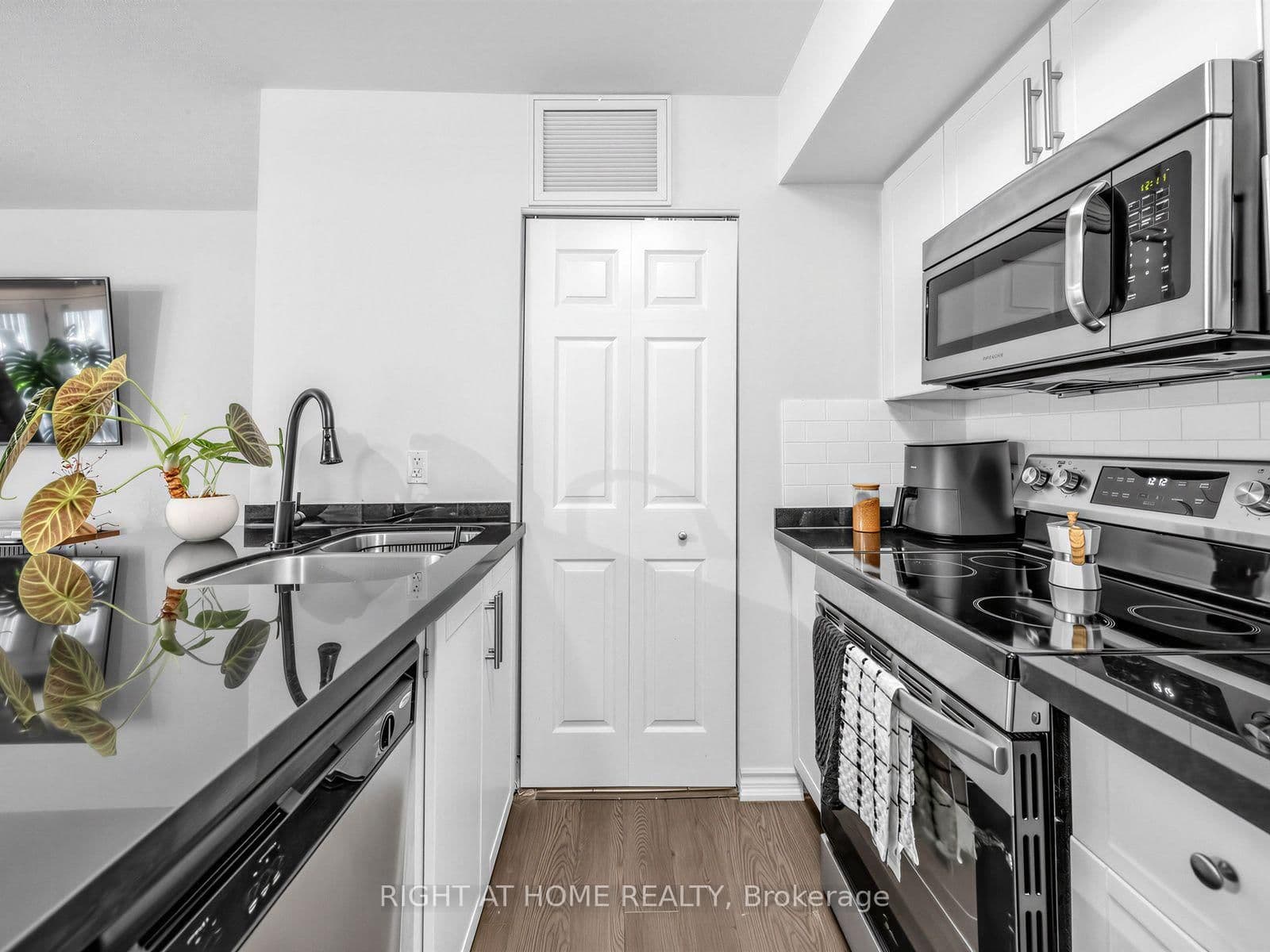 95 The Queensway, Unit 61 thumbnail 8