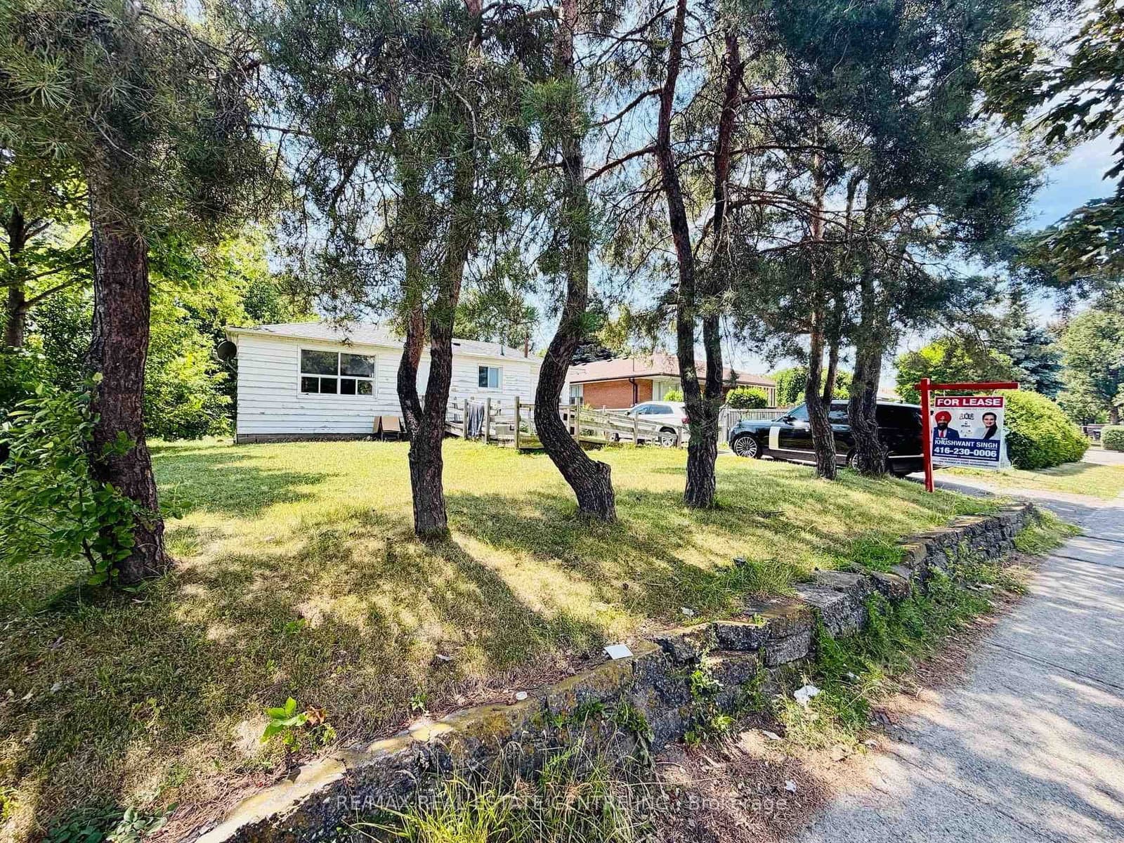 7118 Goreway Drive thumbnail 3