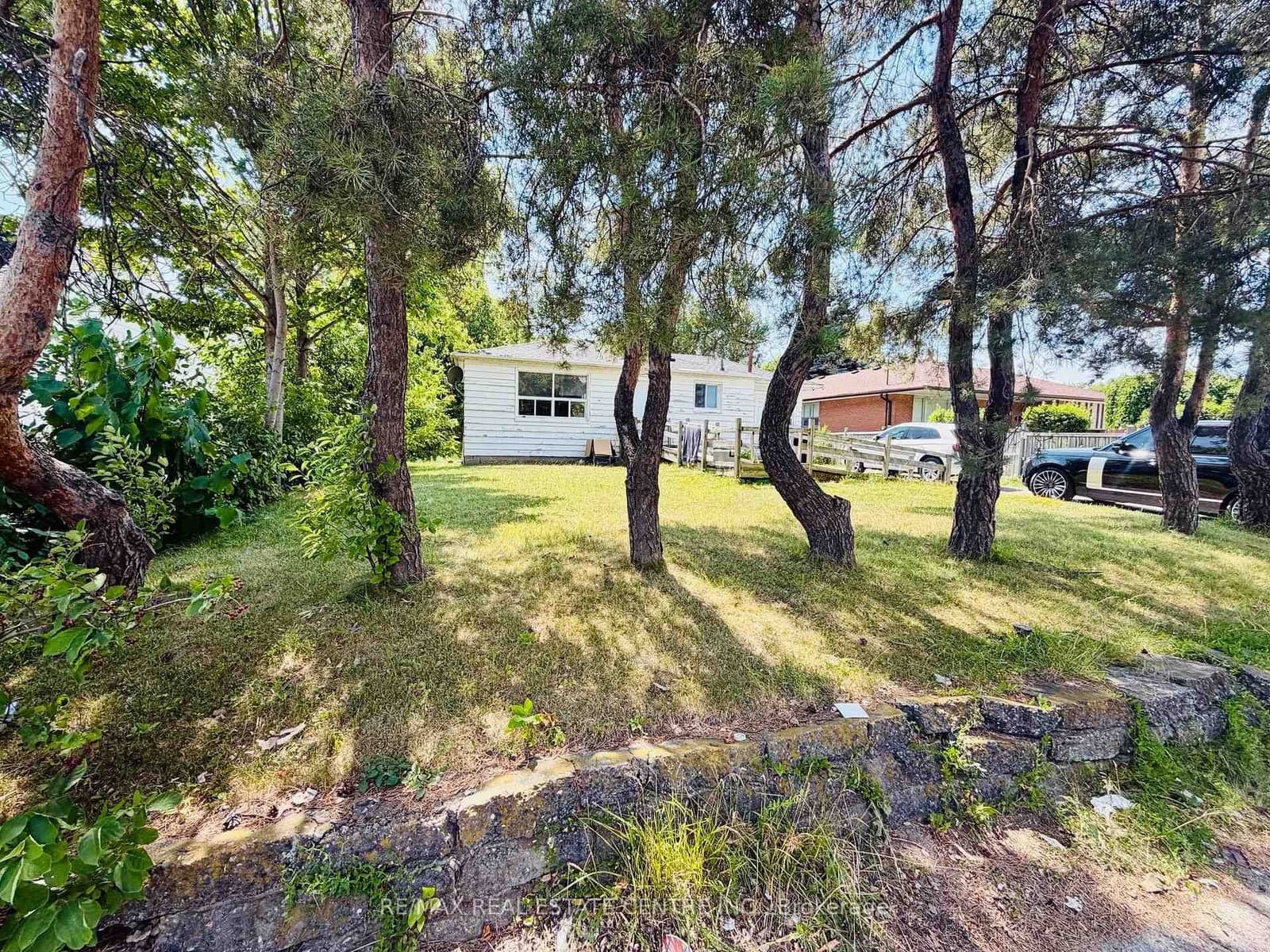 7118 Goreway Drive thumbnail 4