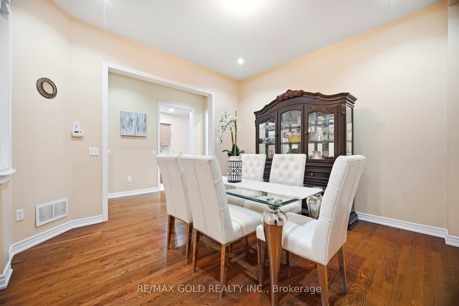 26 Drummondville Drive thumbnail 6