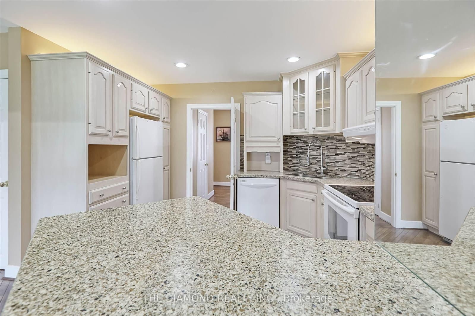 3927 Bloor Street W thumbnail 10
