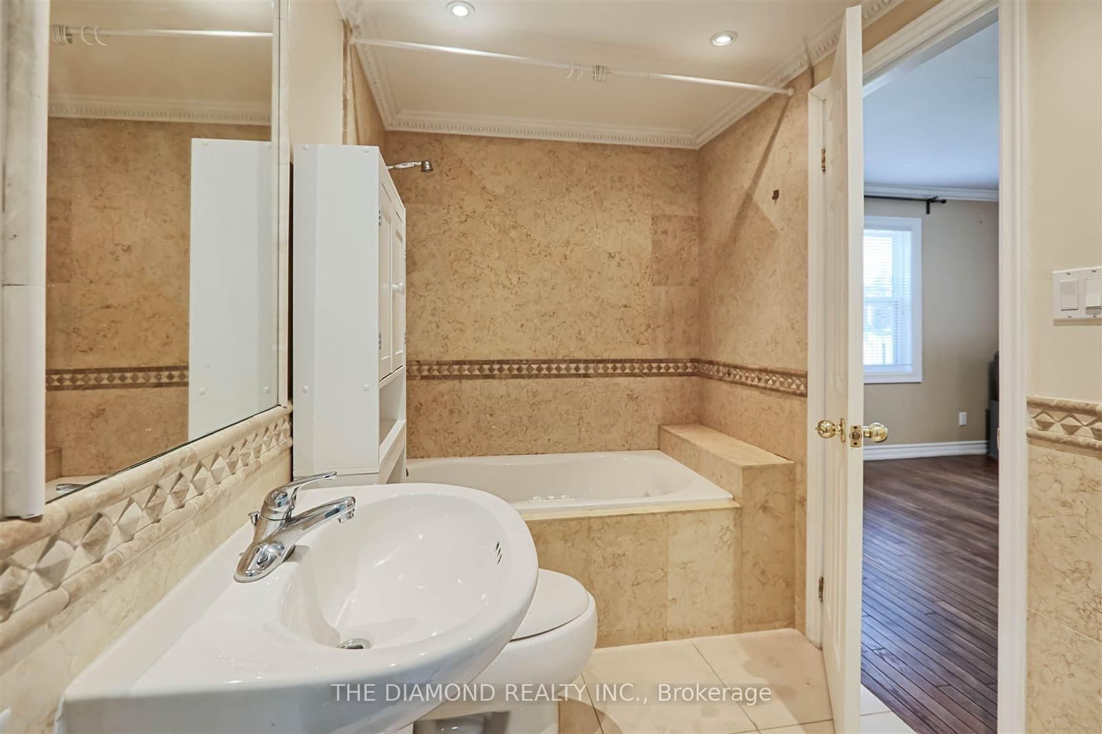 3927 Bloor Street W thumbnail 28