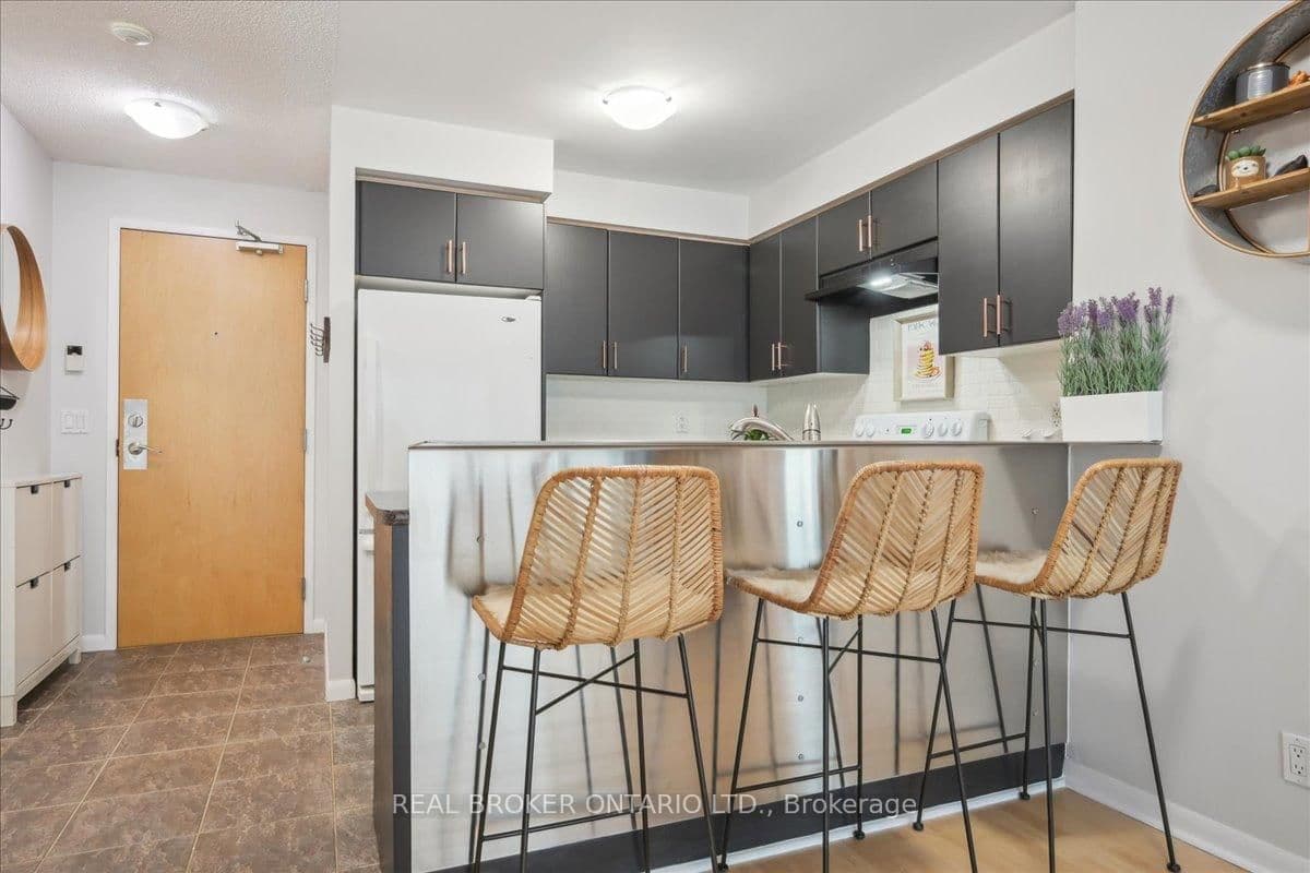 185 Legion Road N, Unit 608 thumbnail 6