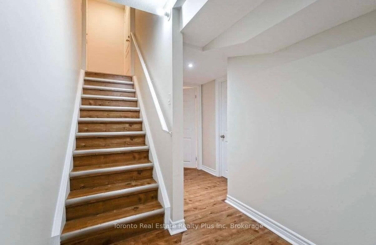 42 Crystalview Crescent, Unit #Lower - Image 1