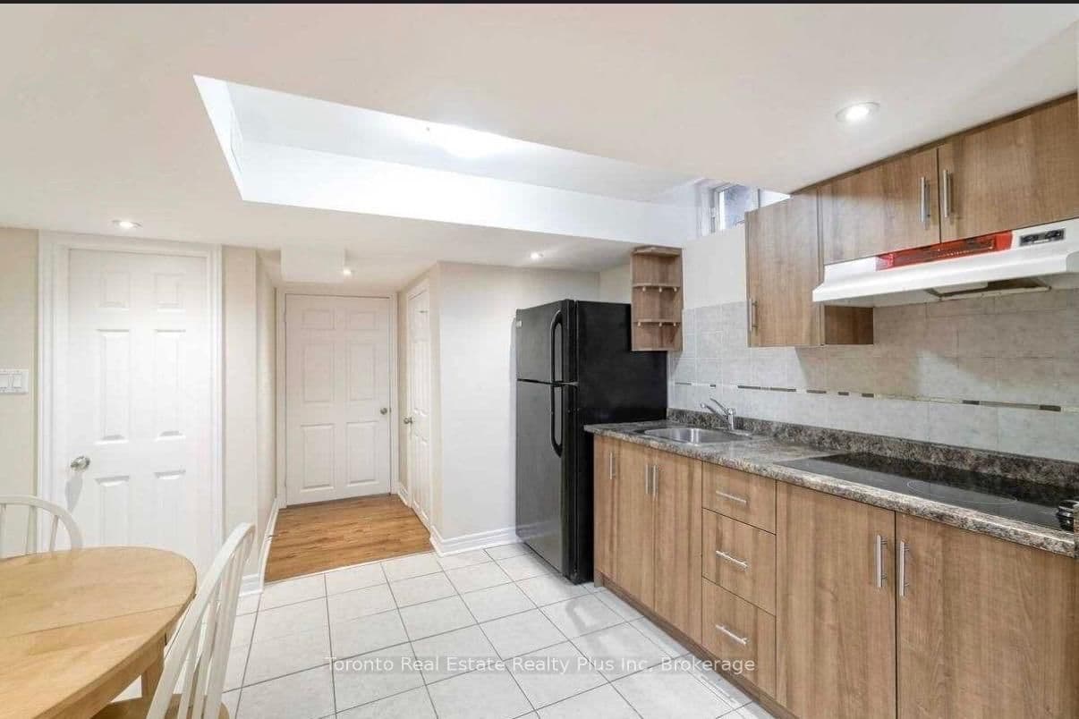 42 Crystalview Crescent, Unit #Lower thumbnail 2