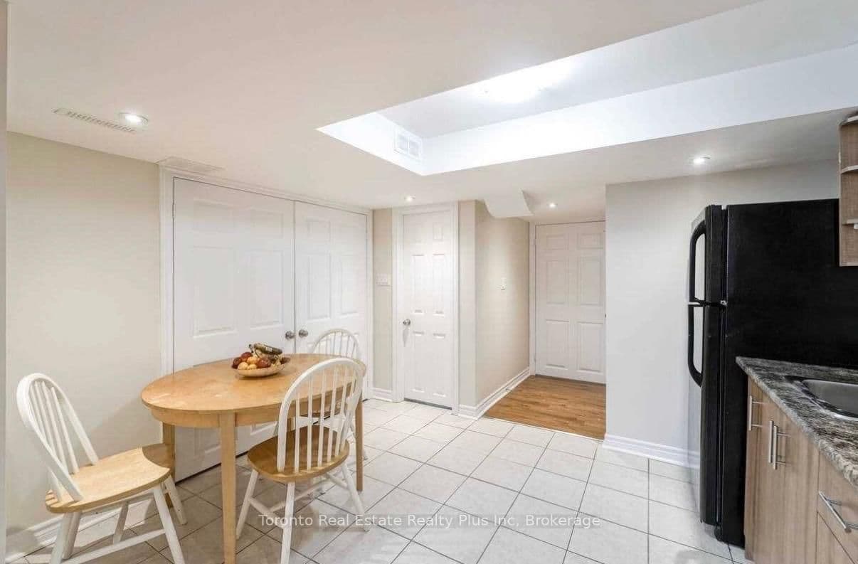 42 Crystalview Crescent, Unit #Lower thumbnail 3