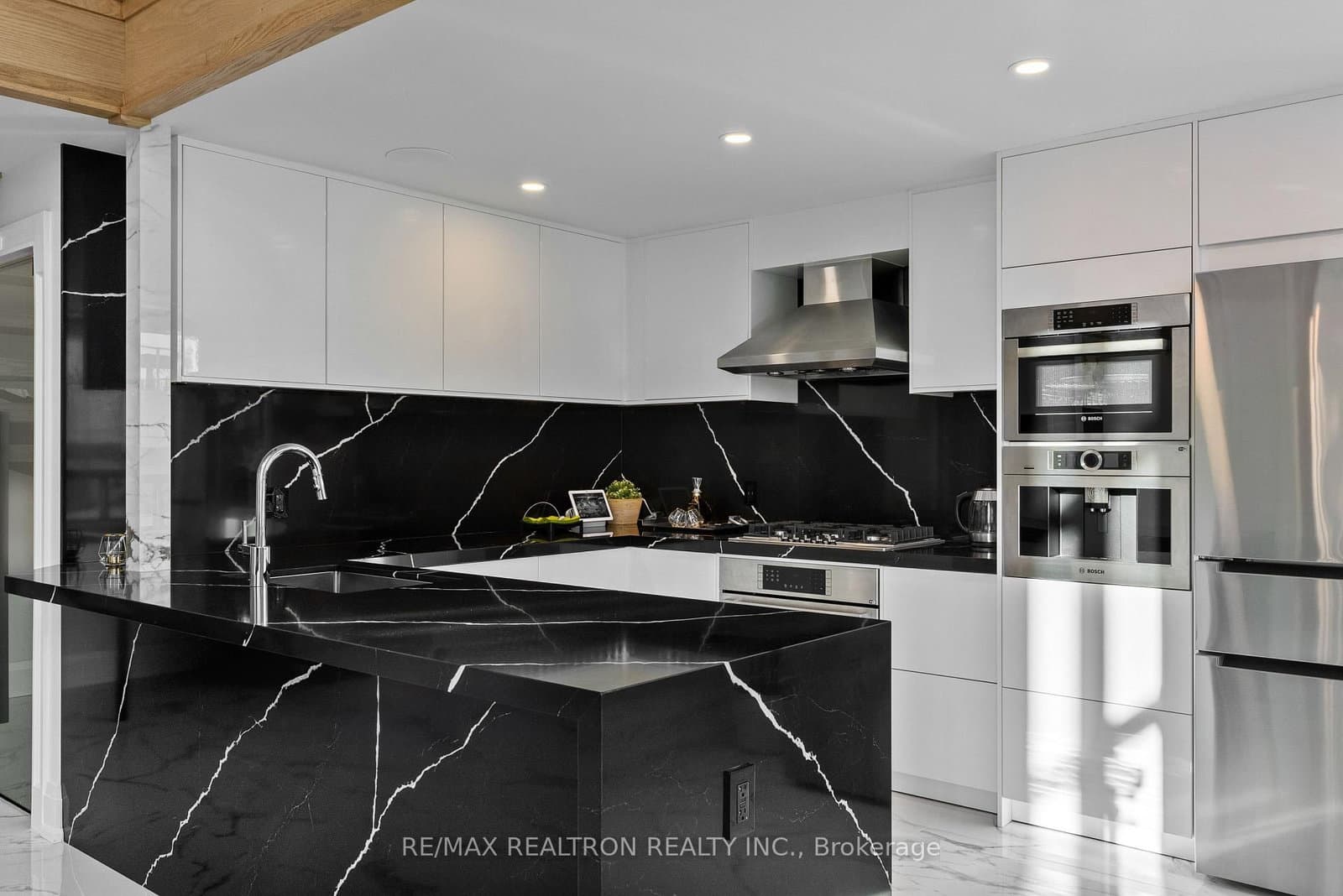 300 Manitoba Street, Unit 311 thumbnail 14