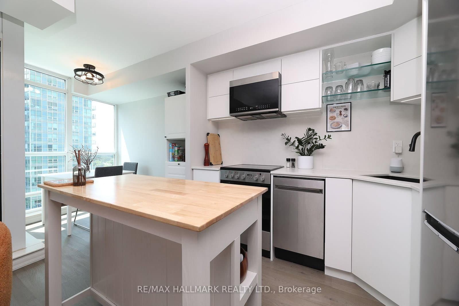 185 Legion Road N, Unit 1810 thumbnail 14