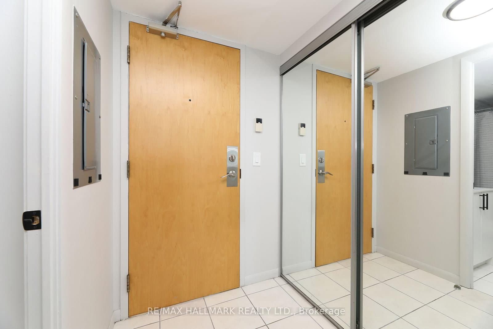 185 Legion Road N, Unit 1810 thumbnail 4
