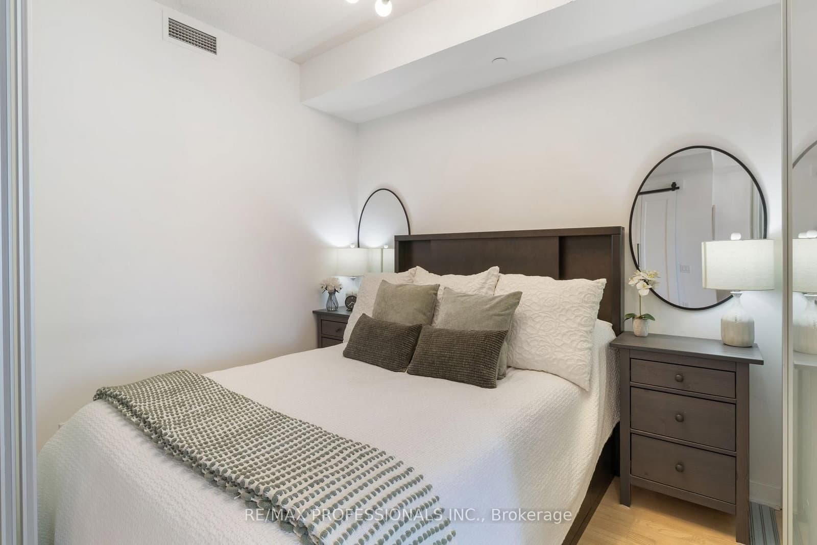 88 Park Lawn Road, Unit 1502 thumbnail 12