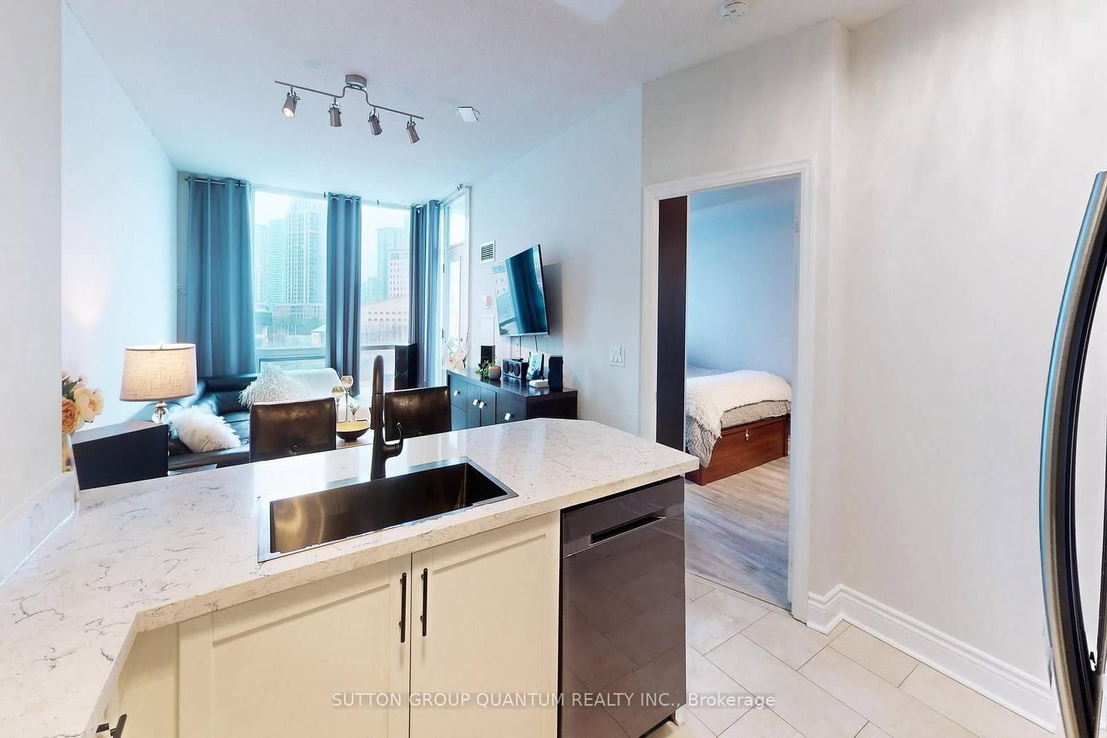 3939 Duke Of York Boulevard, Unit 701 thumbnail 13