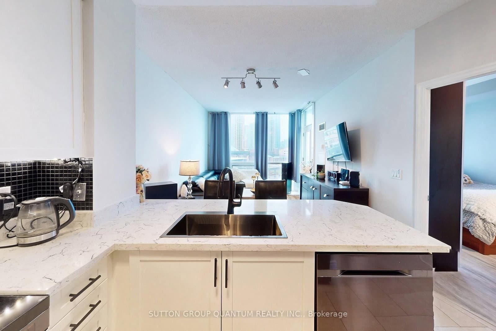 3939 Duke Of York Boulevard, Unit 701 thumbnail 15