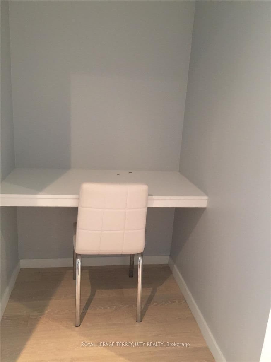 383 Sorauren Avenue, Unit 413 thumbnail 6