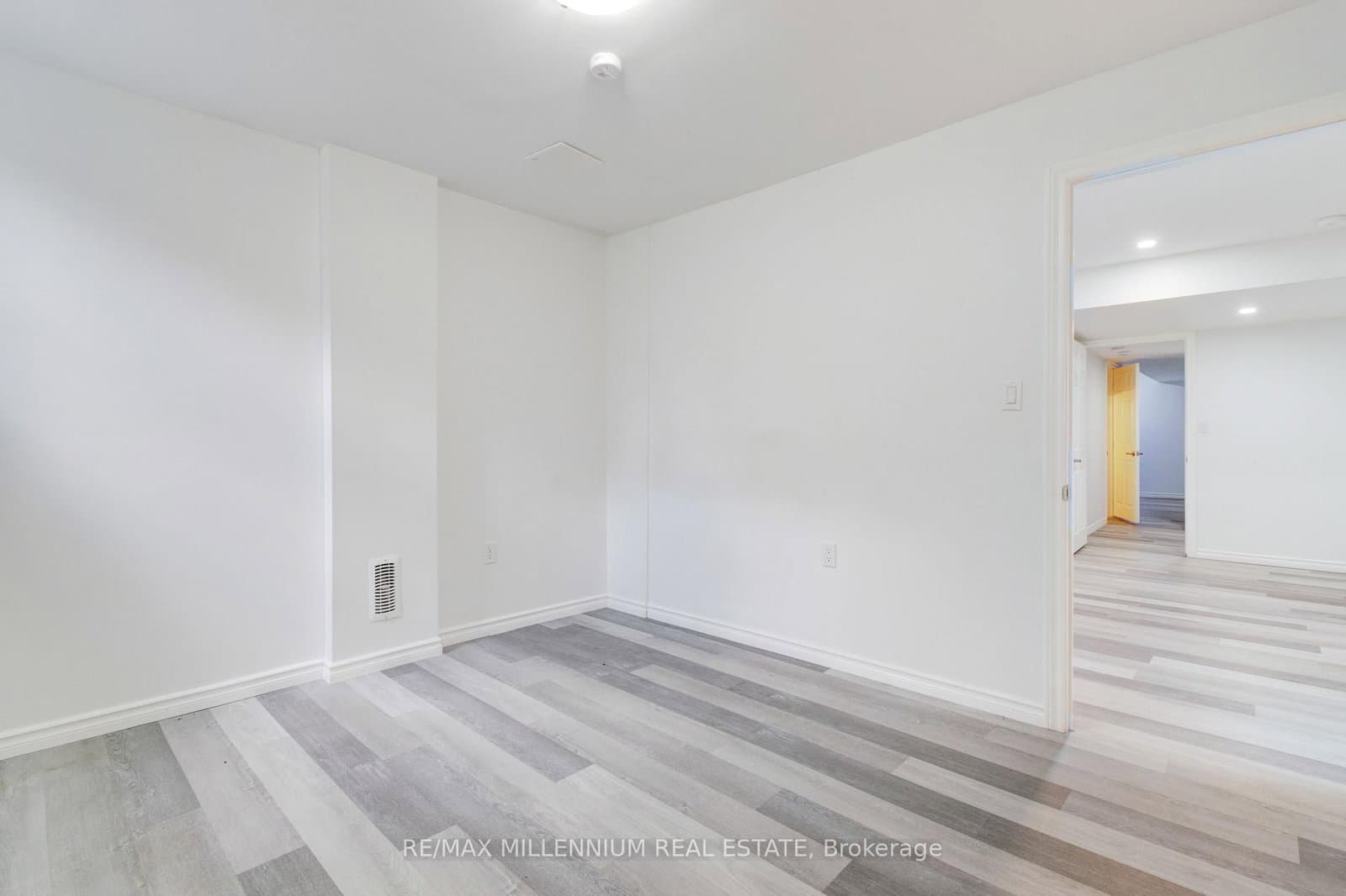 481 Bessborough Drive thumbnail 25