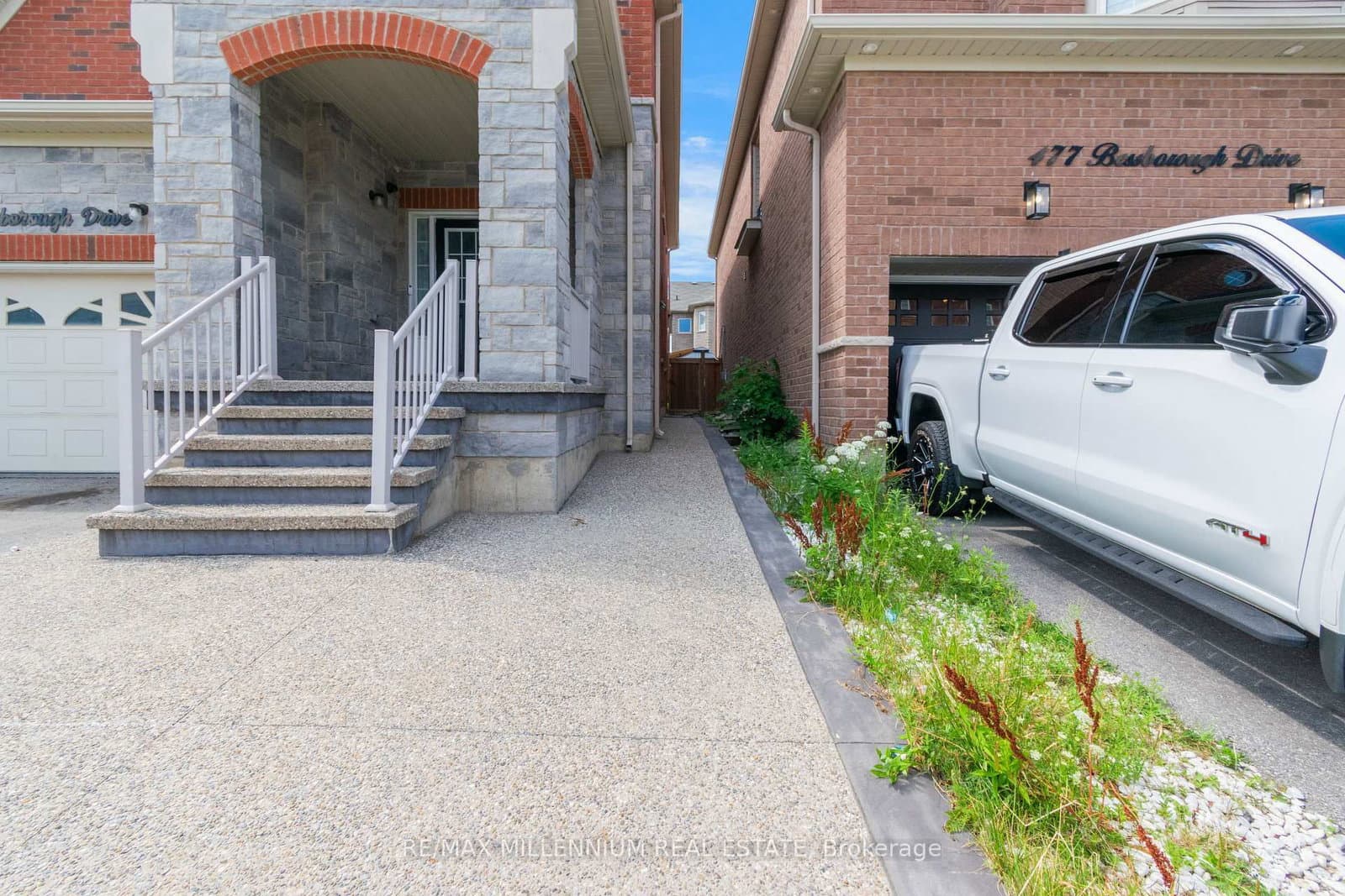 481 Bessborough Drive thumbnail 4