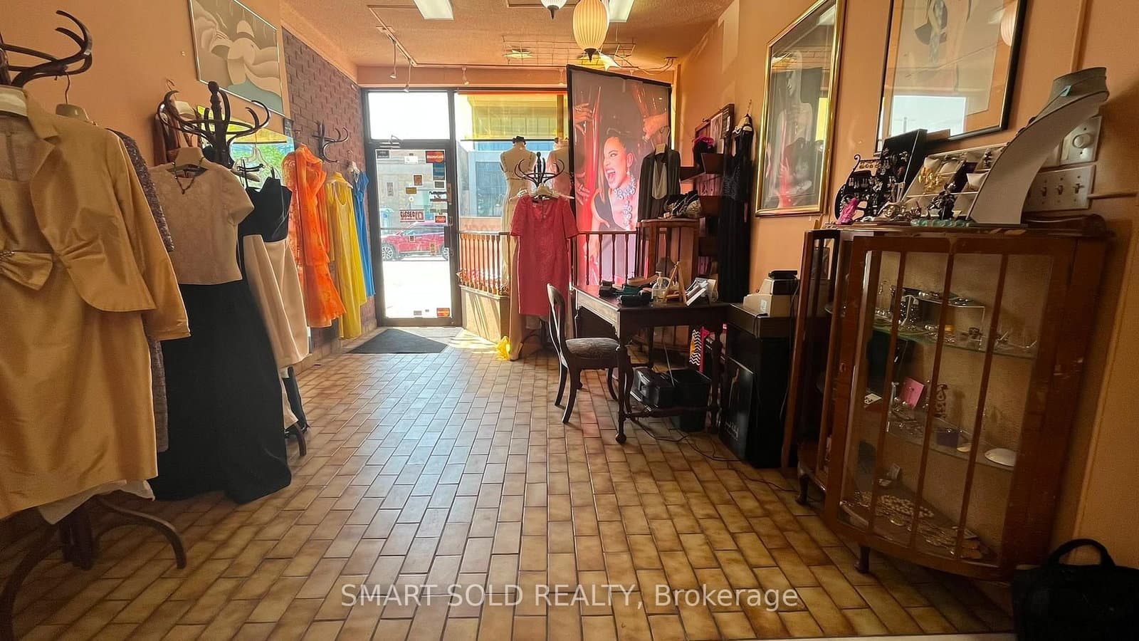 1592 Eglinton Avenue W, Unit Main Flr + Bsmt thumbnail 5