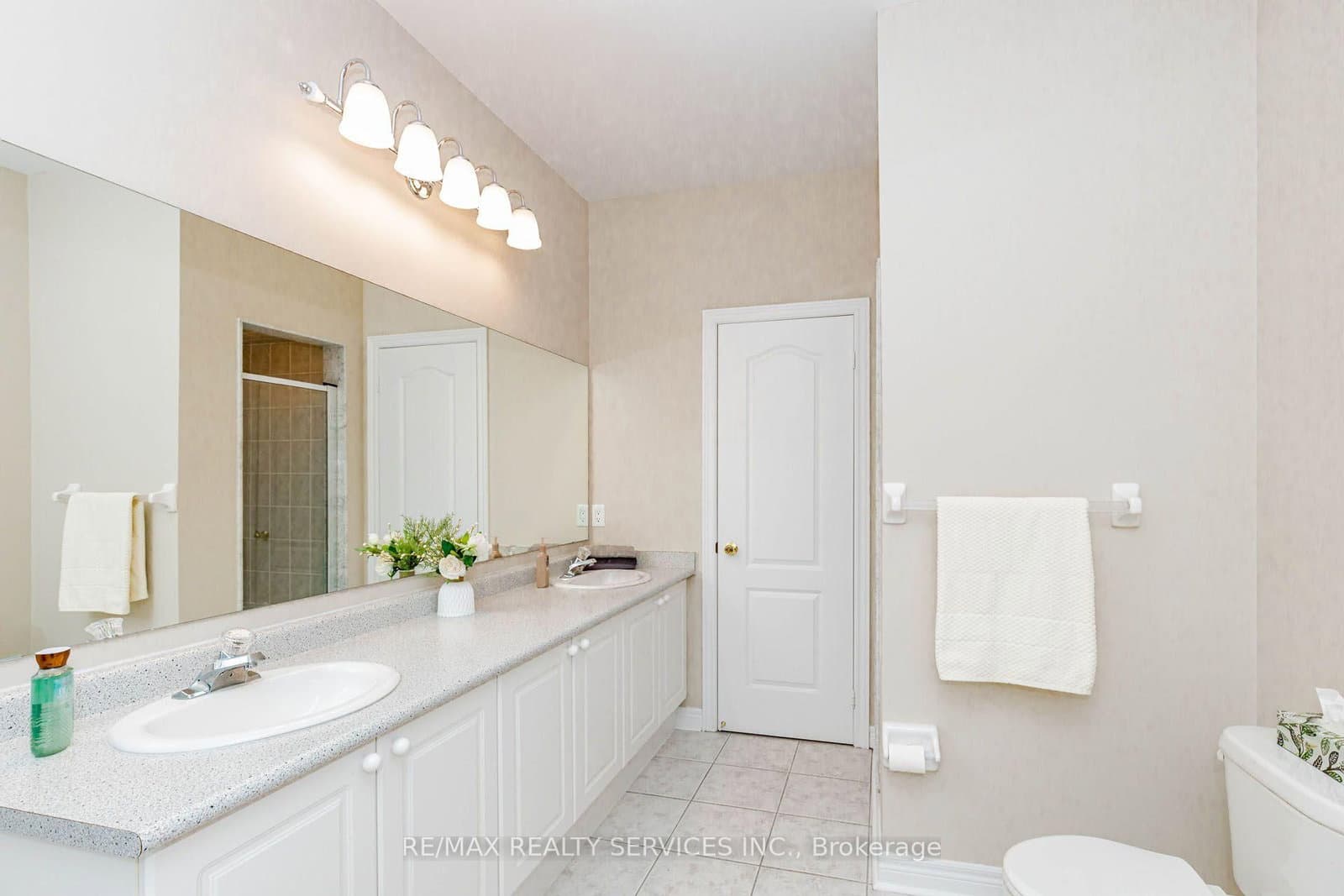 128 Valleywood Boulevard thumbnail 32