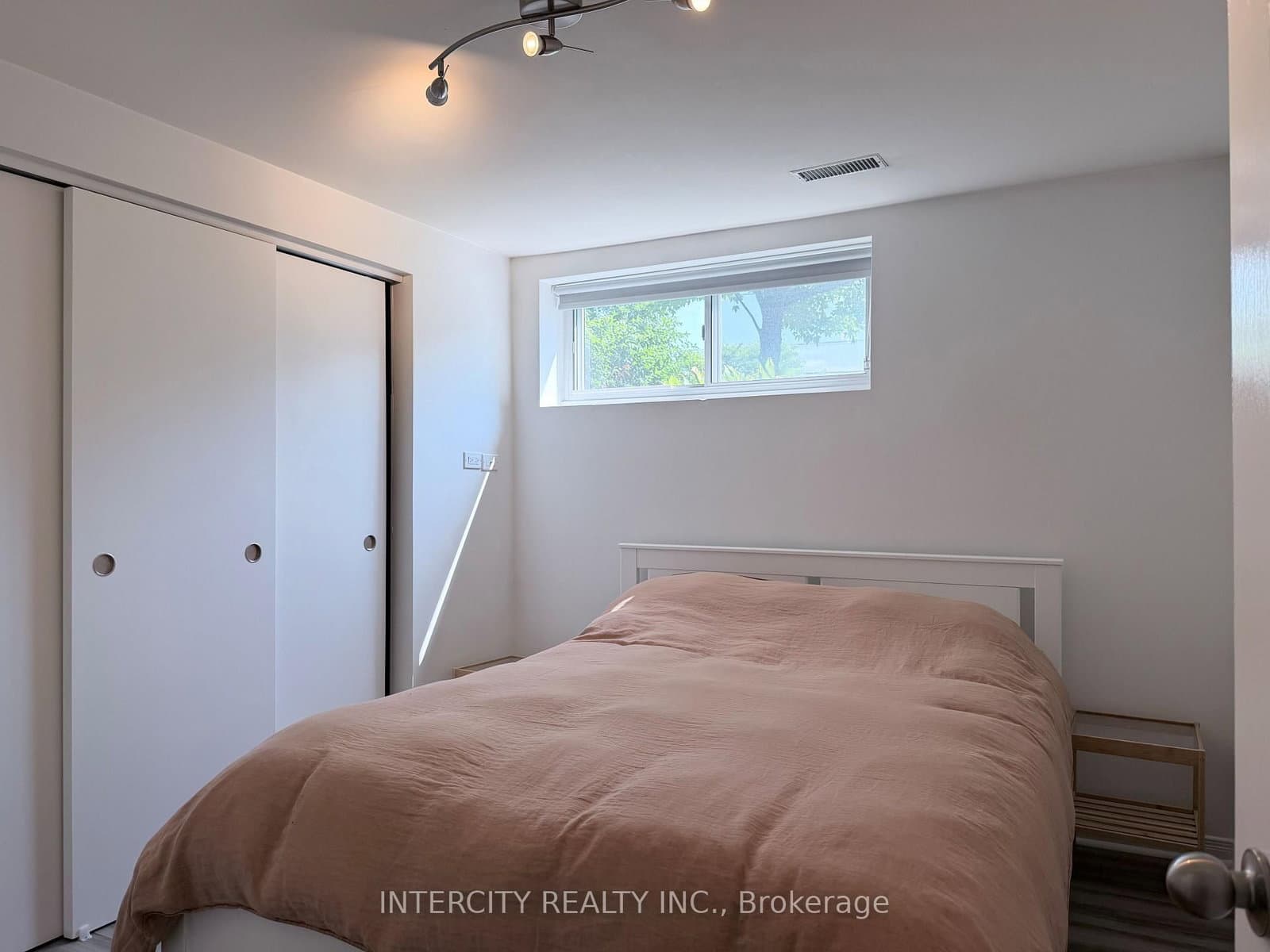36 Strathburn Boulevard thumbnail 12