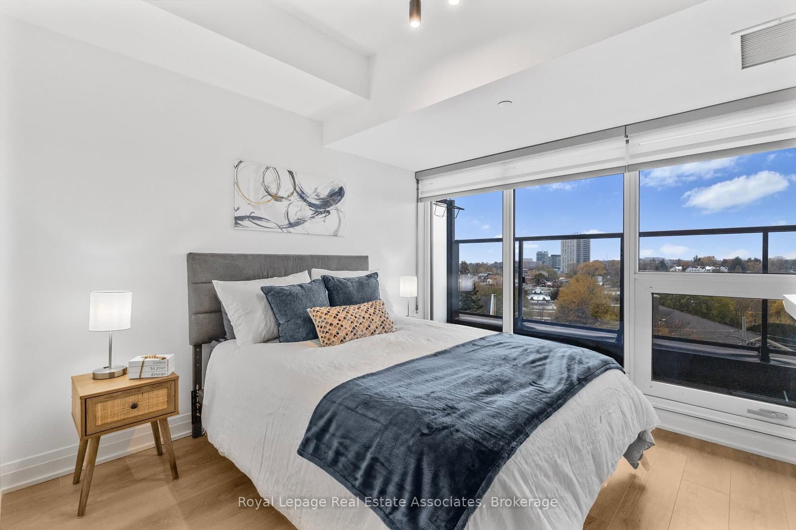 21 Park Street E, Unit 805 thumbnail 3