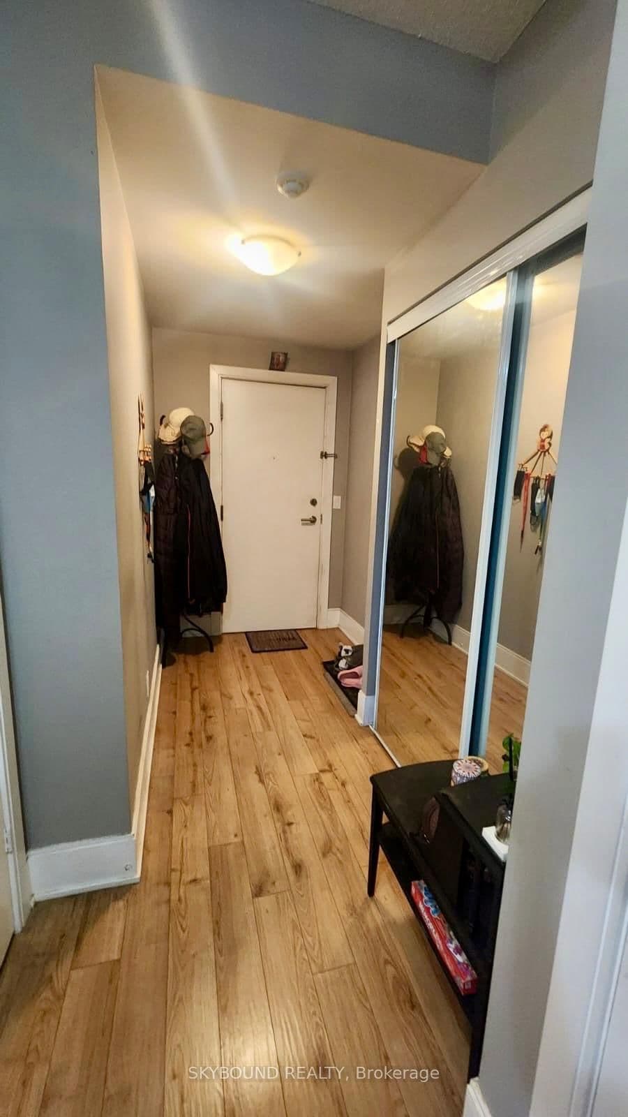 330 Burnhamthorpe Road W, Unit 1404 thumbnail 2