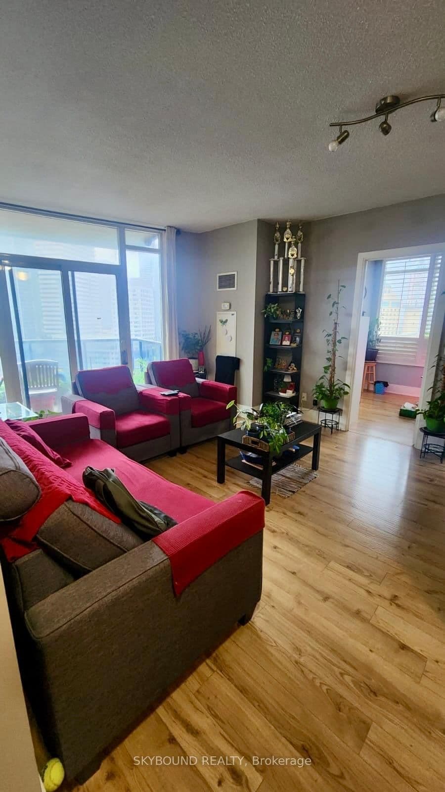 330 Burnhamthorpe Road W, Unit 1404 thumbnail 4