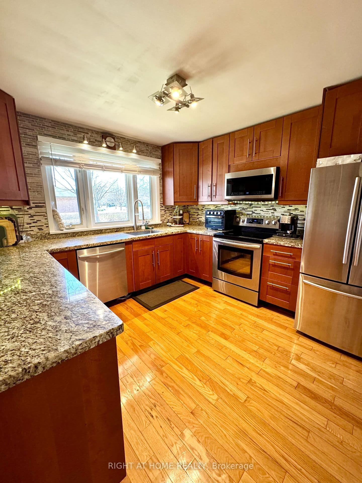 258 La Rose Avenue thumbnail 10