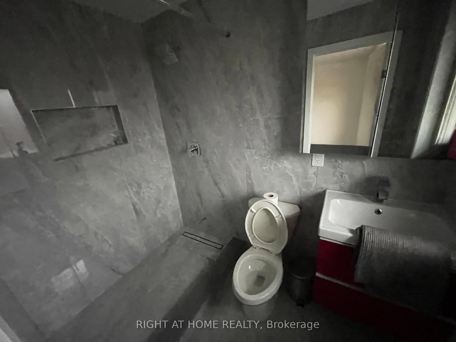 258 La Rose Avenue thumbnail 17