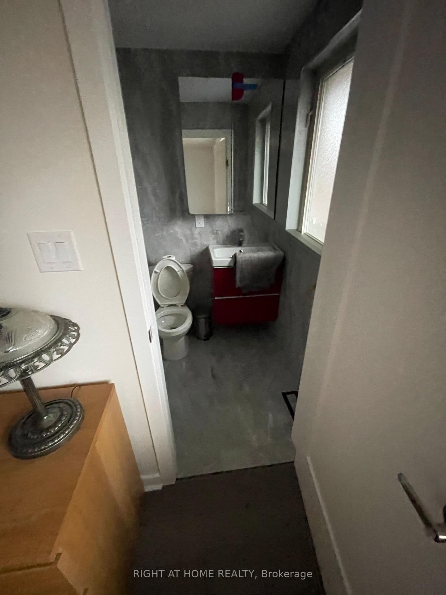258 La Rose Avenue thumbnail 18