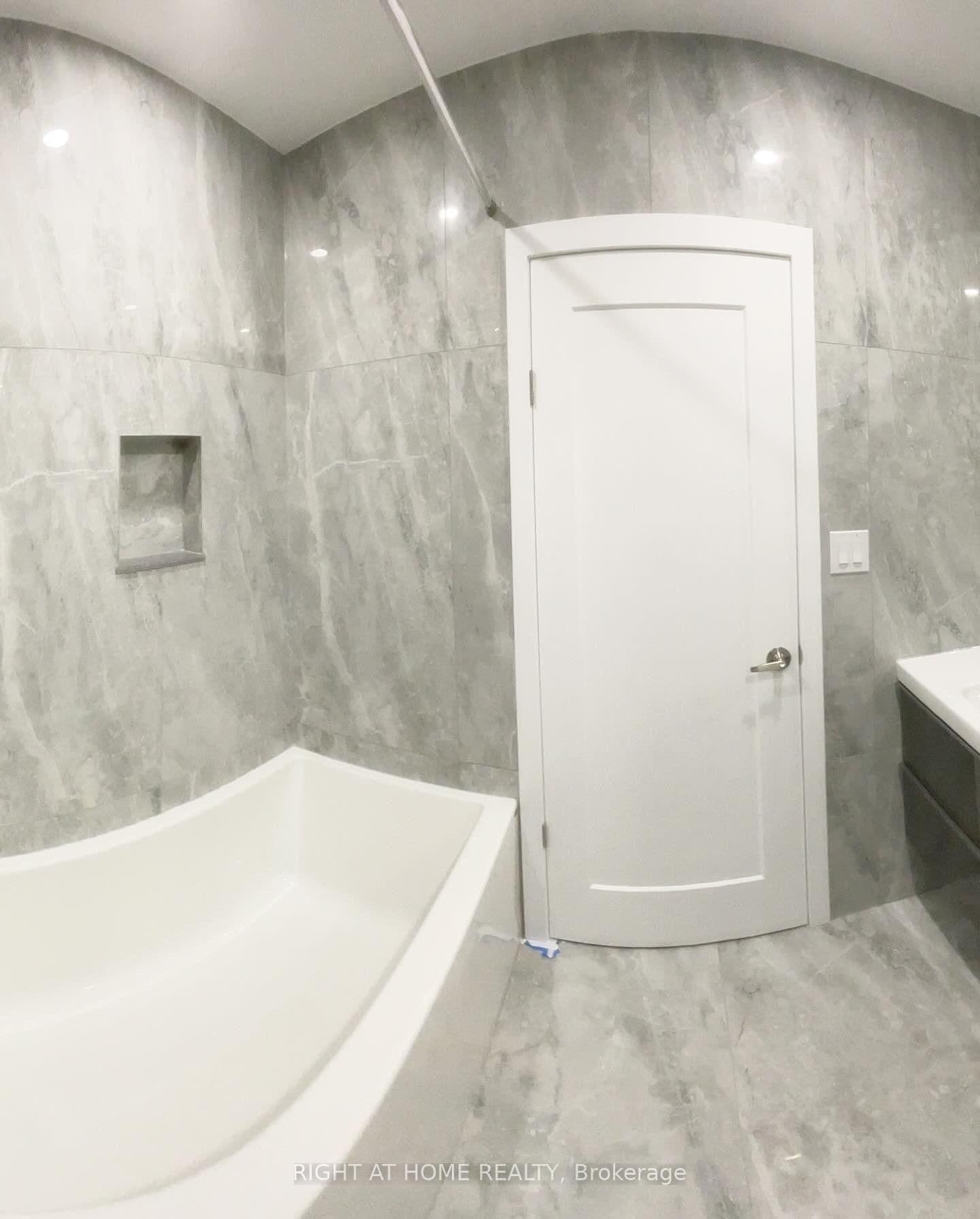 258 La Rose Avenue thumbnail 22