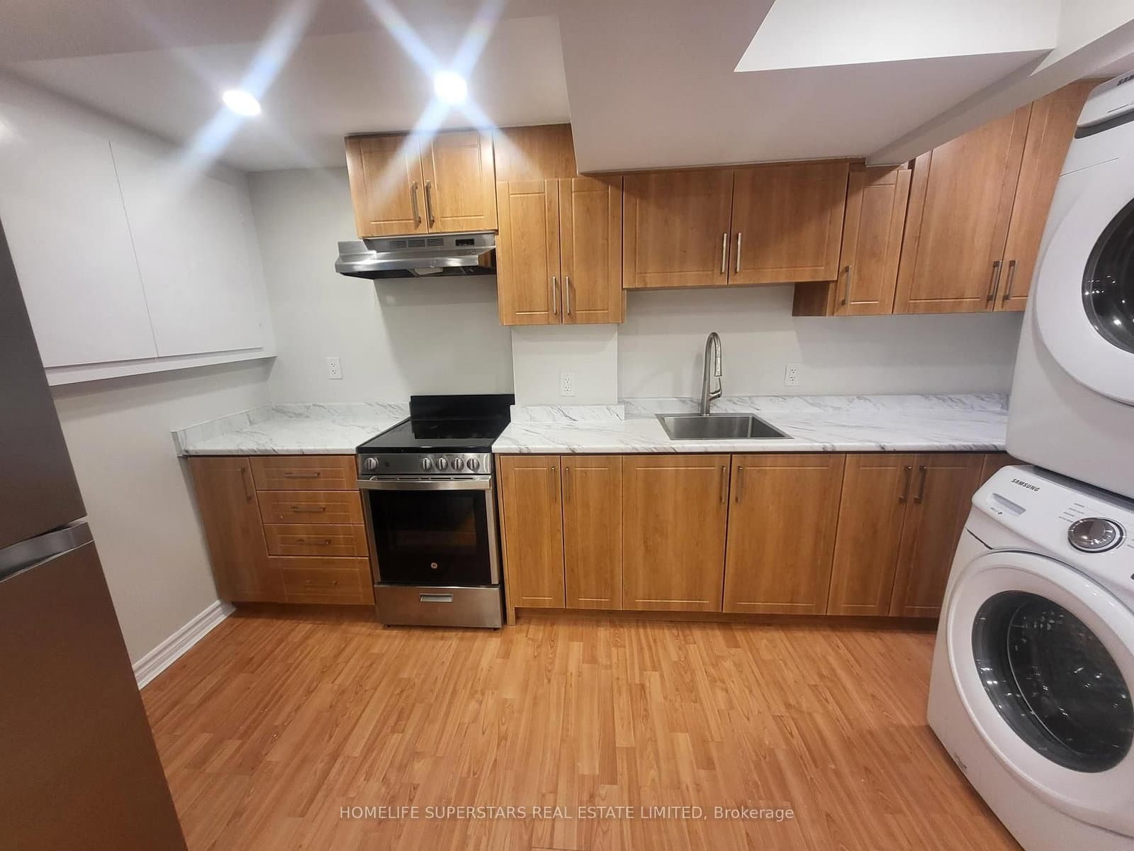 1585 Gowling Terrace thumbnail 4