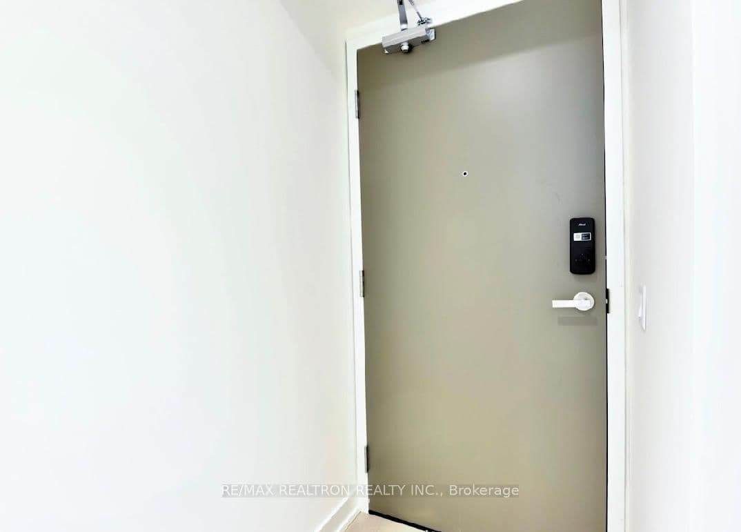 448 Burnhamthorpe Road W, Unit 811 thumbnail 4