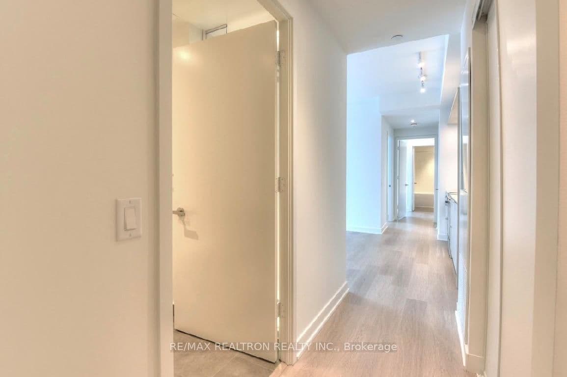 448 Burnhamthorpe Road W, Unit 811 thumbnail 8