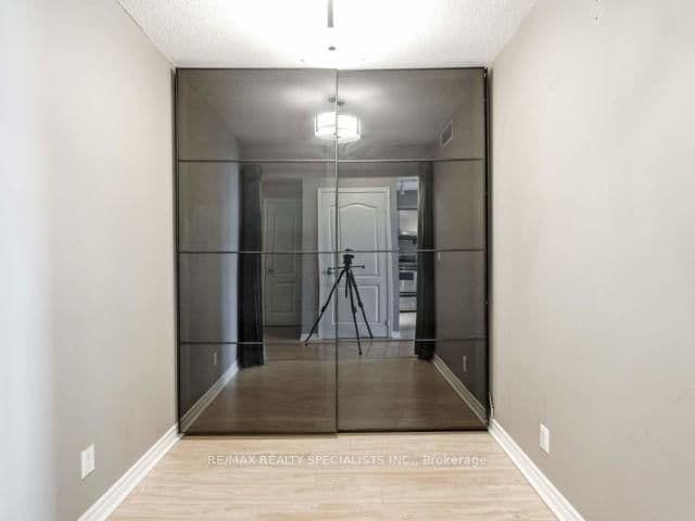 1 Elm Drive, Unit 1801 thumbnail 4