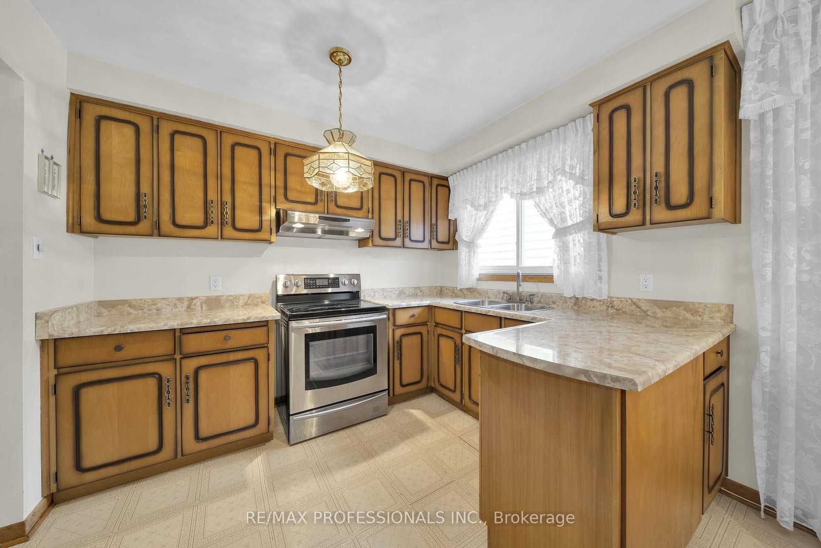 1877 Silverberry Crescent thumbnail 32