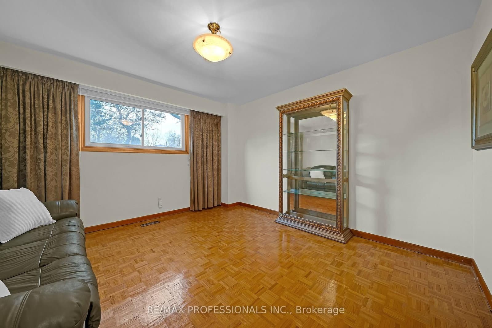 1877 Silverberry Crescent thumbnail 41