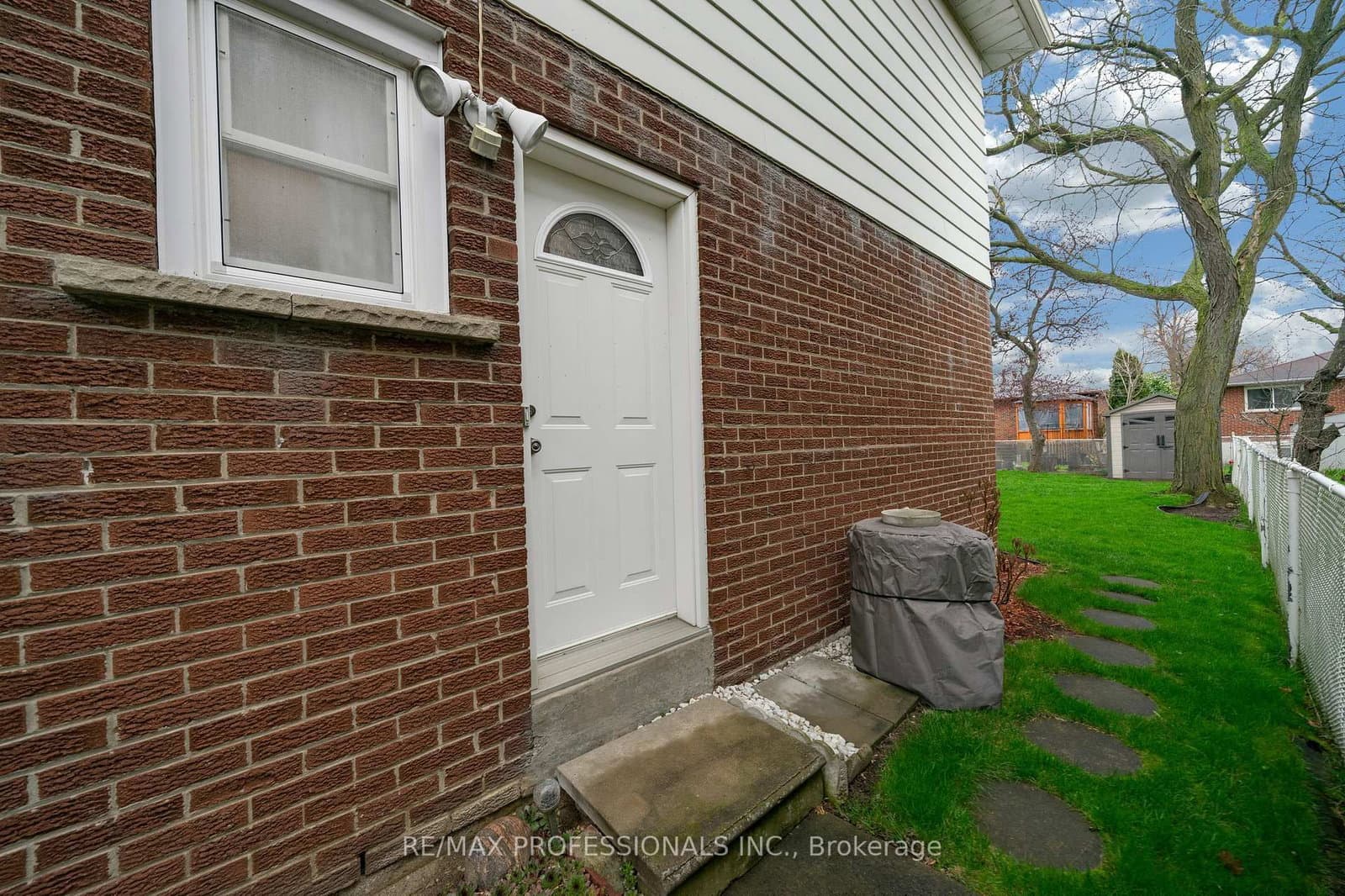 1877 Silverberry Crescent thumbnail 5