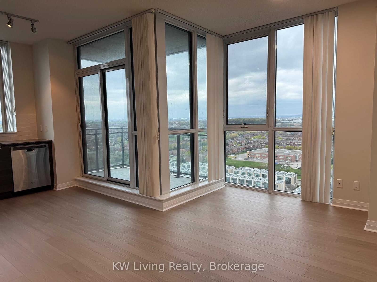 75 Eglinton Avenue W, Unit 1807 thumbnail 21
