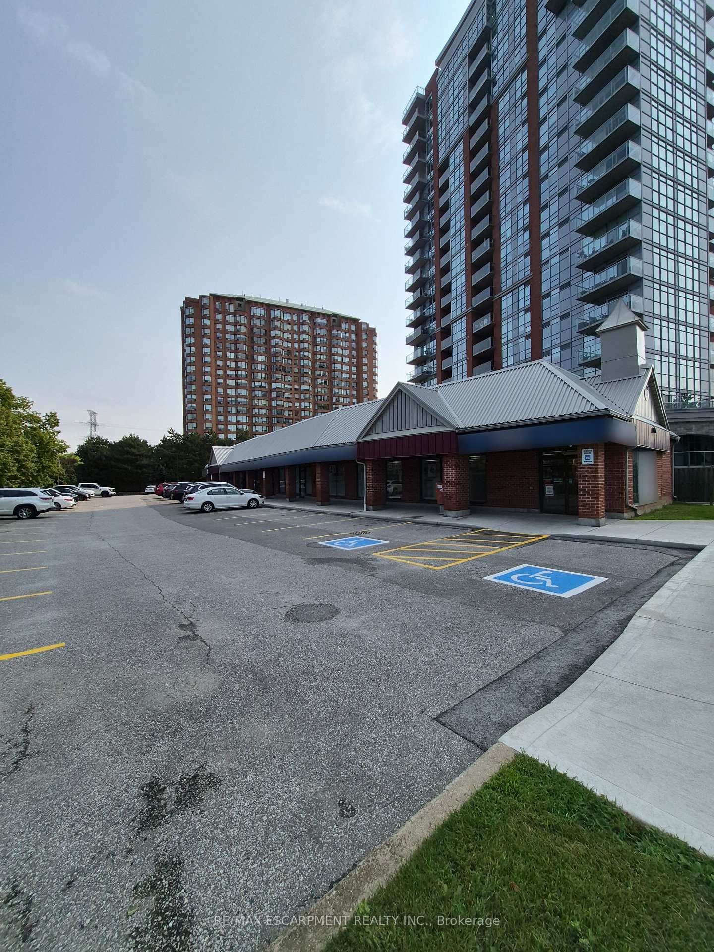 573 Maple Avenue, Unit 2 thumbnail 4