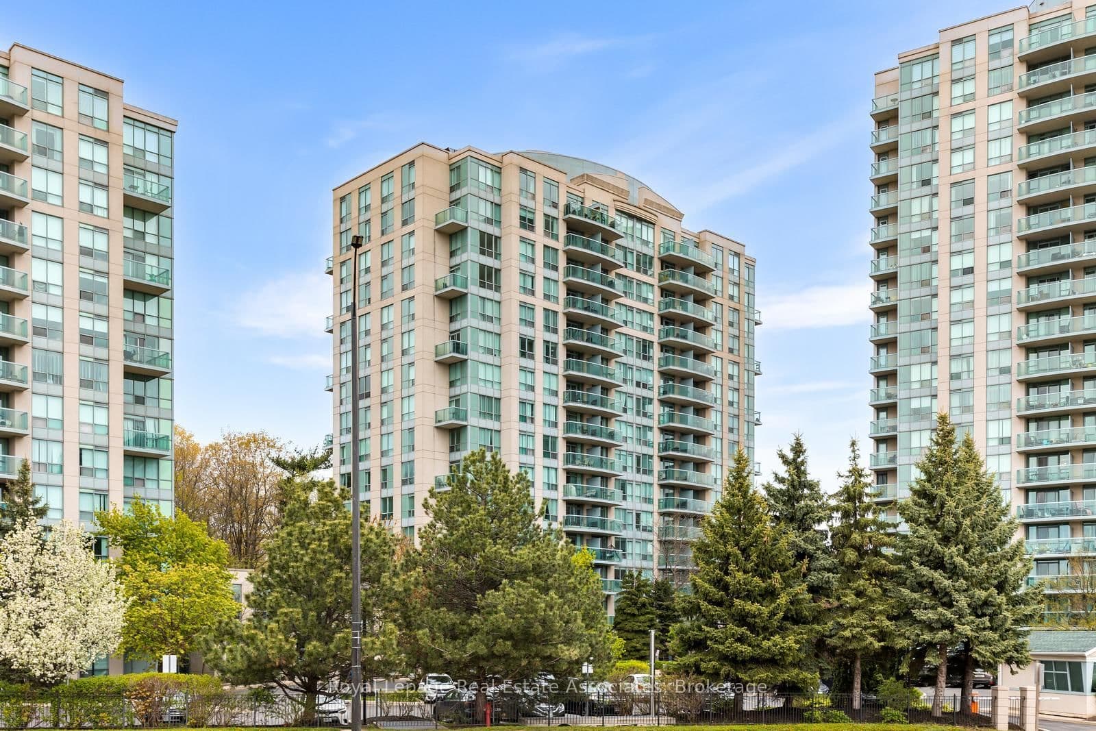 2565 Erin Centre Boulevard, Unit PH7 thumbnail 2