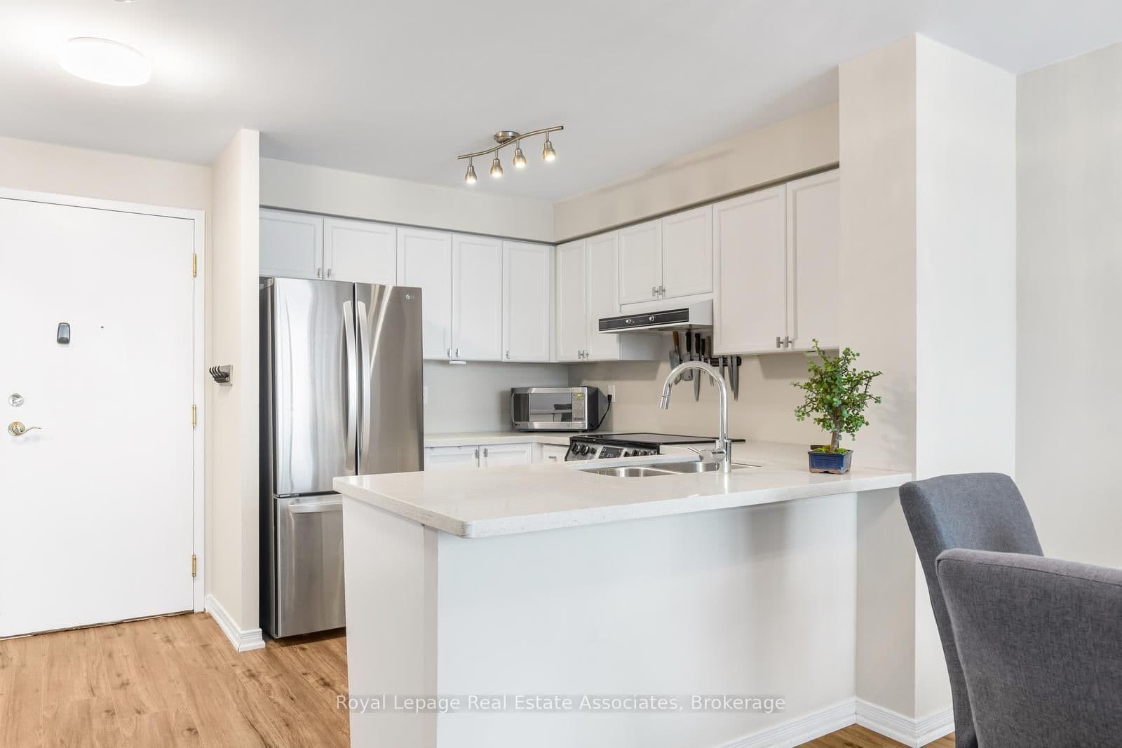 2565 Erin Centre Boulevard, Unit PH7 thumbnail 6