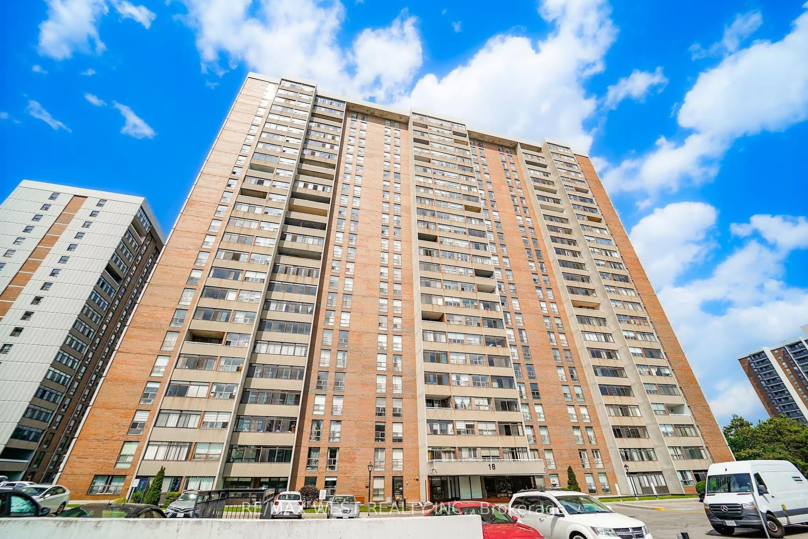 18 Knightsbridge Road, Unit 1604 - Image 1