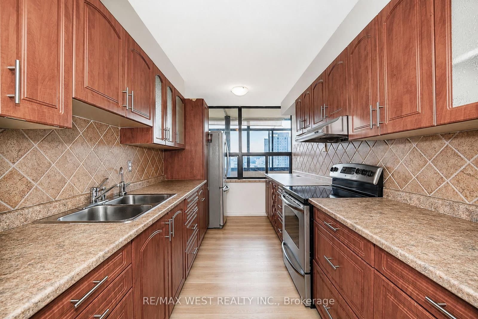 18 Knightsbridge Road, Unit 1604 thumbnail 3
