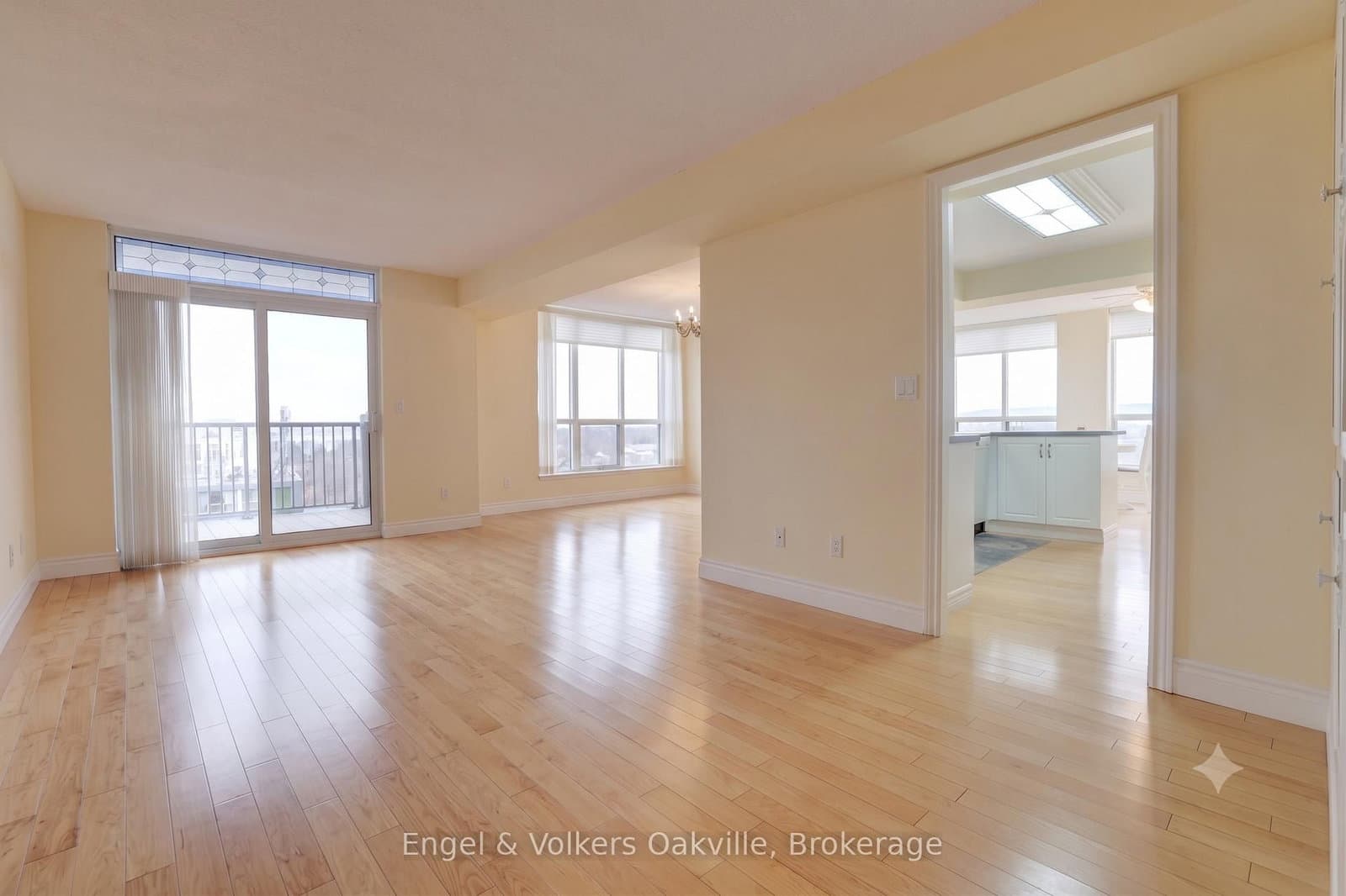 442 Maple Avenue, Unit 1402 thumbnail 18