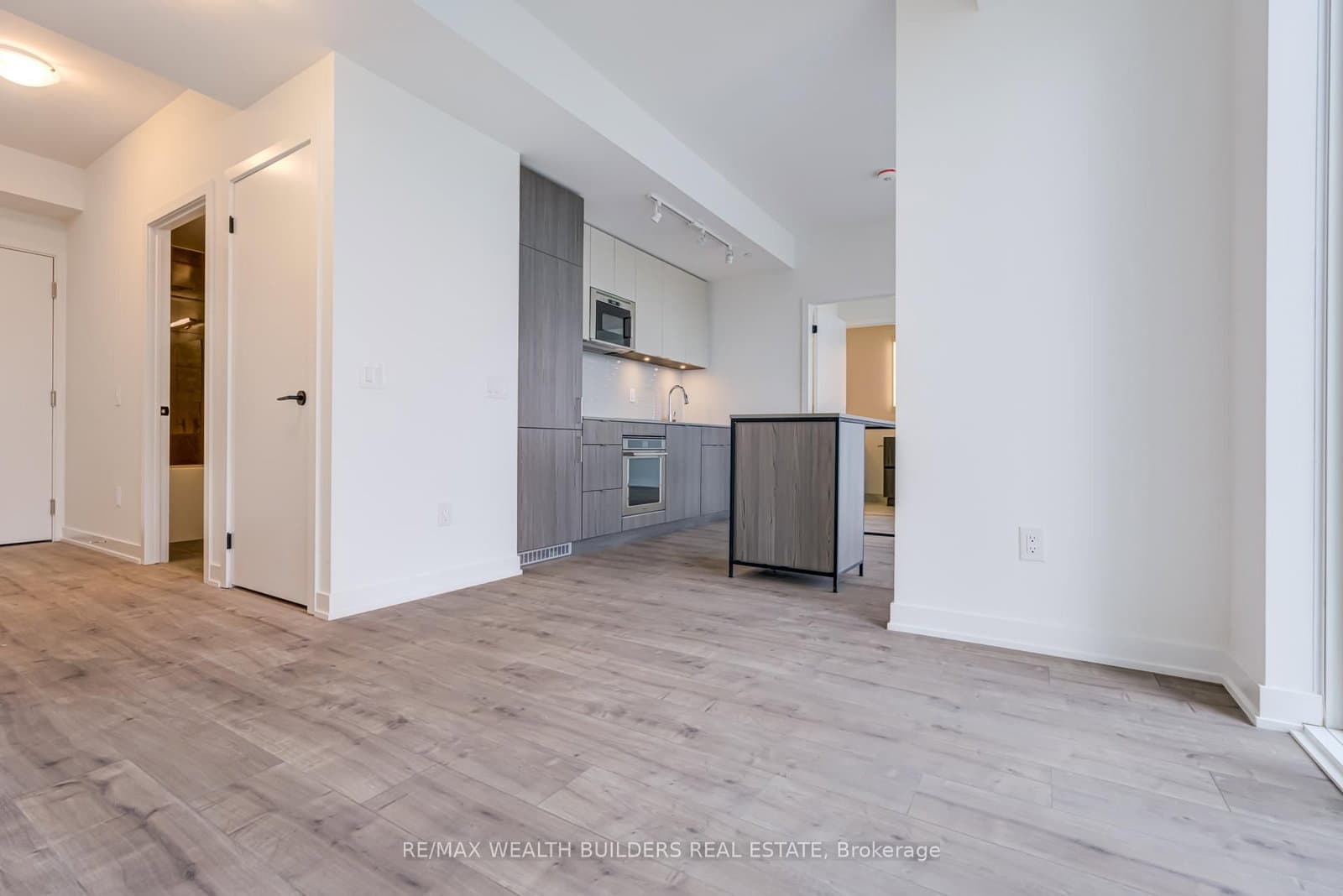 220 Missinnihe Way, Unit 714 thumbnail 3