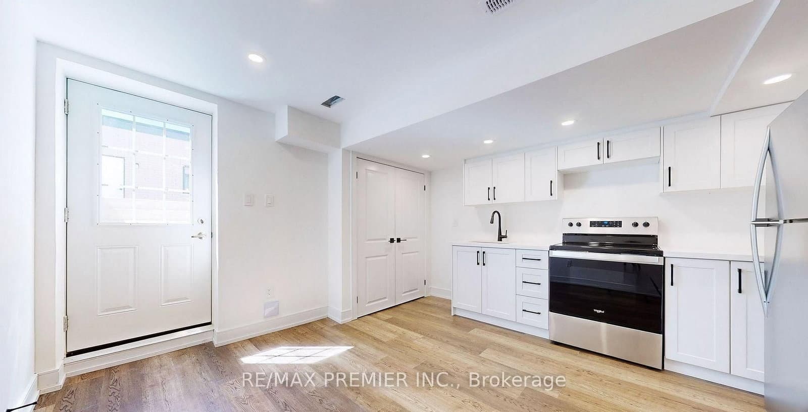 208 McRoberts Avenue W, Unit Lower thumbnail 3