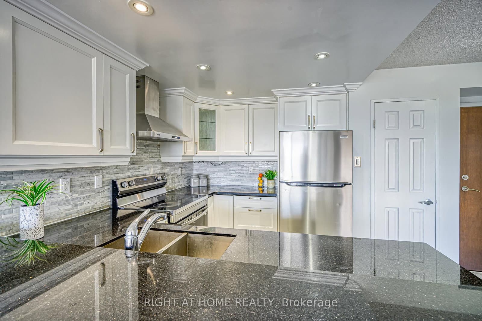 50 Kingsbridge Garden Circle, Unit 1408 thumbnail 6